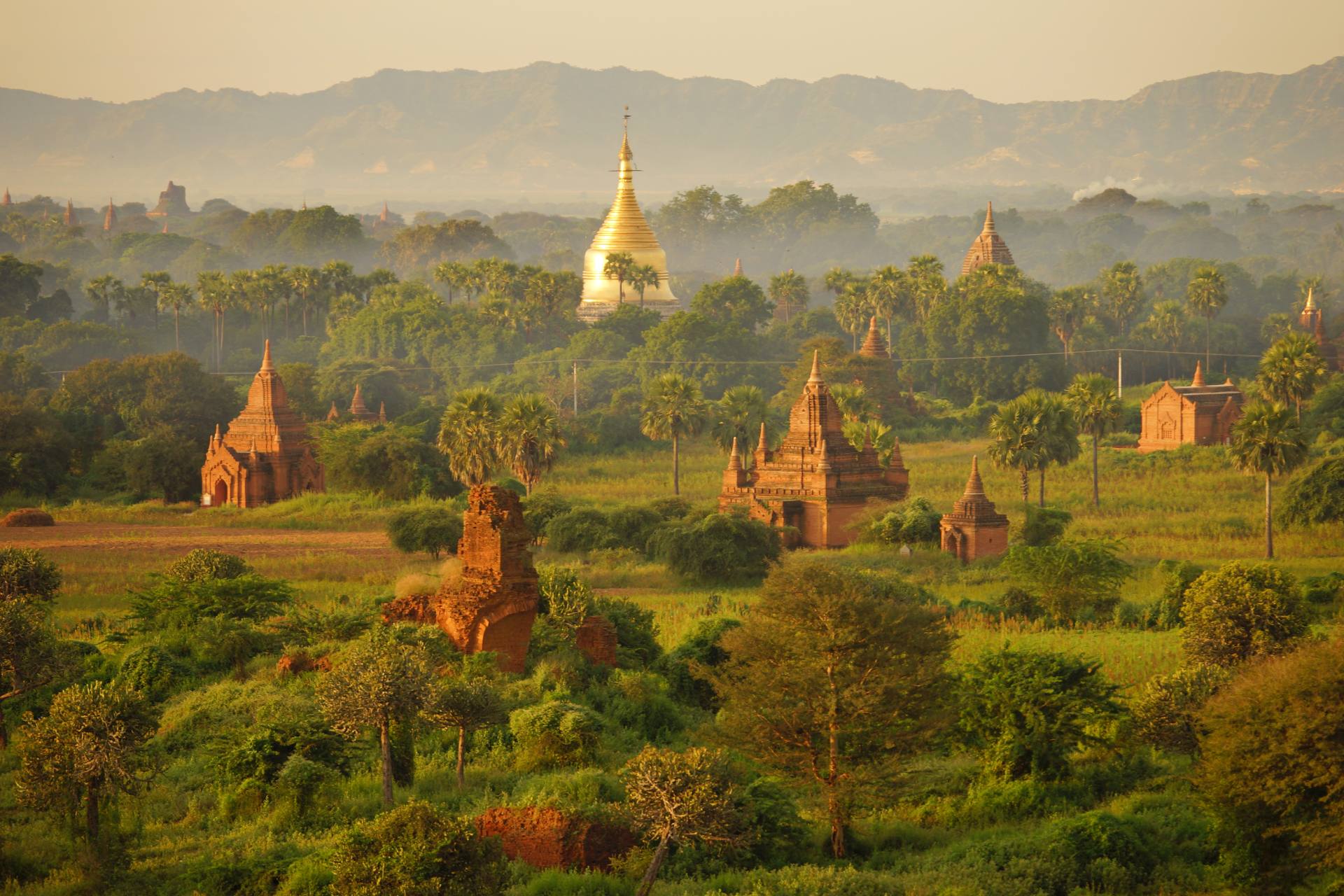 Sonnenaufgang auf der Shwesandaw Pagode (erbaut 1057 n Chr.)